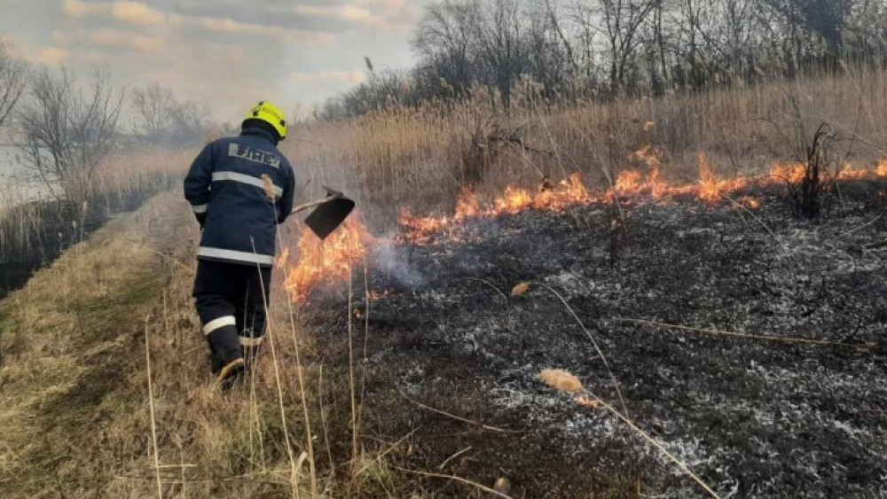 Arde Moldova! În ultimele 24 de ore, salvatorii au lichidat 20 de incendii de vegetație